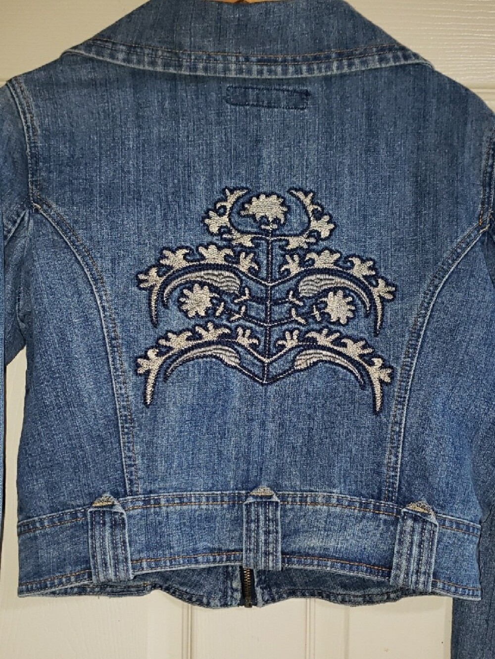 Baccini Denim Zippered-Button Front Embroidered Back Cropped Moto Jacket EUC